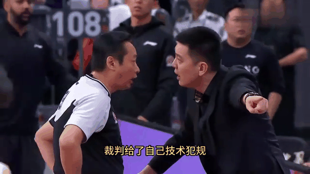 裁判的判罚引发争议，球迷意见分歧！